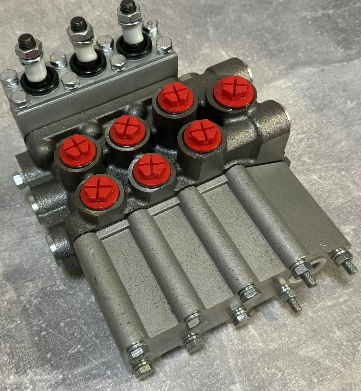 Розподільник 3-х секційний МТЗ/ЮМЗ/Т-150/Т-40 Р80-3/1-222 (МР80-3/1-222) (Виробництво Badestnost,Болгарія)