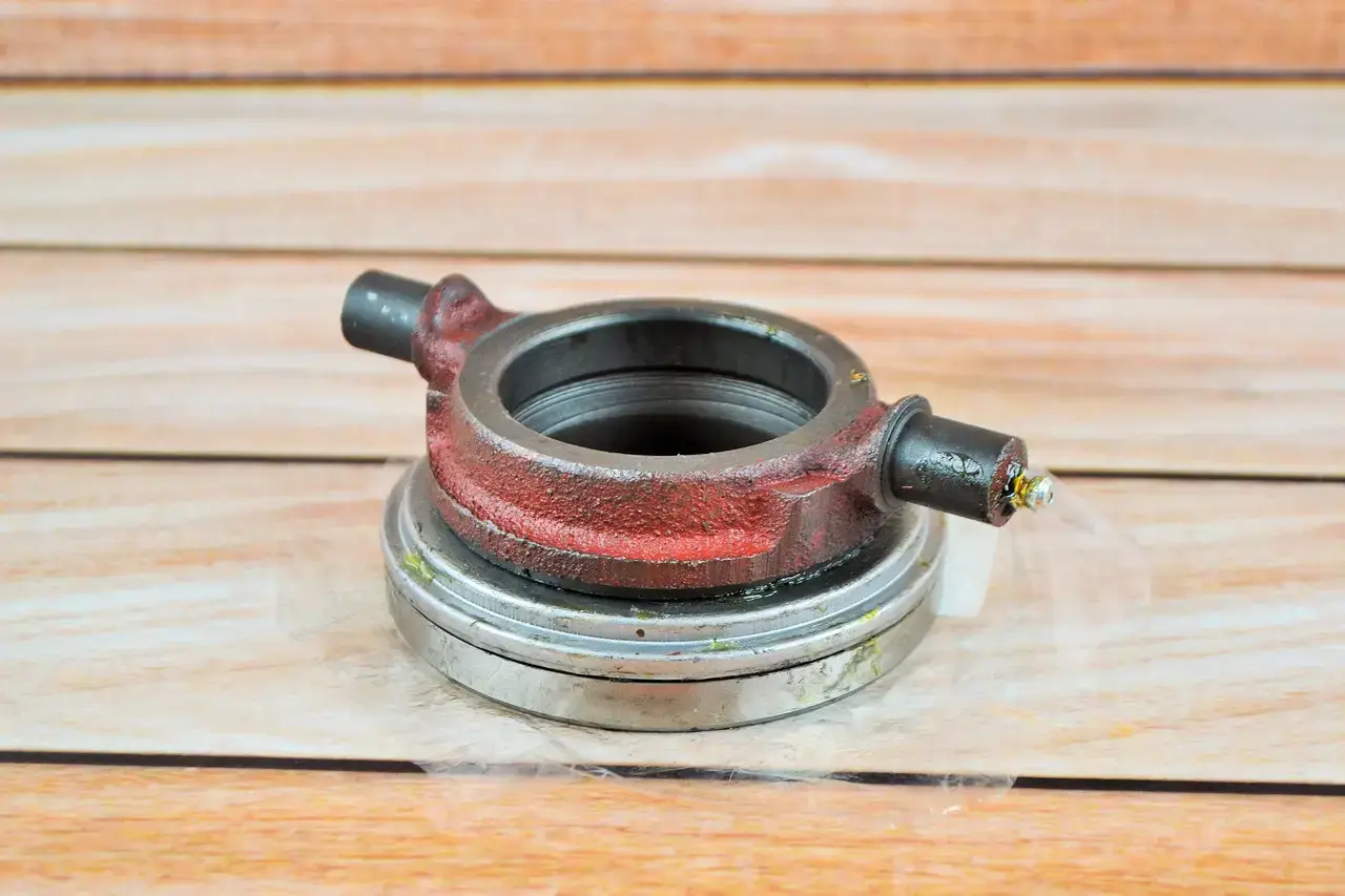 Відведення зчеплення  у зборі з вижимним підшипником МТЗ 50-1601180 (оригінал) (вир-во Білорусь)